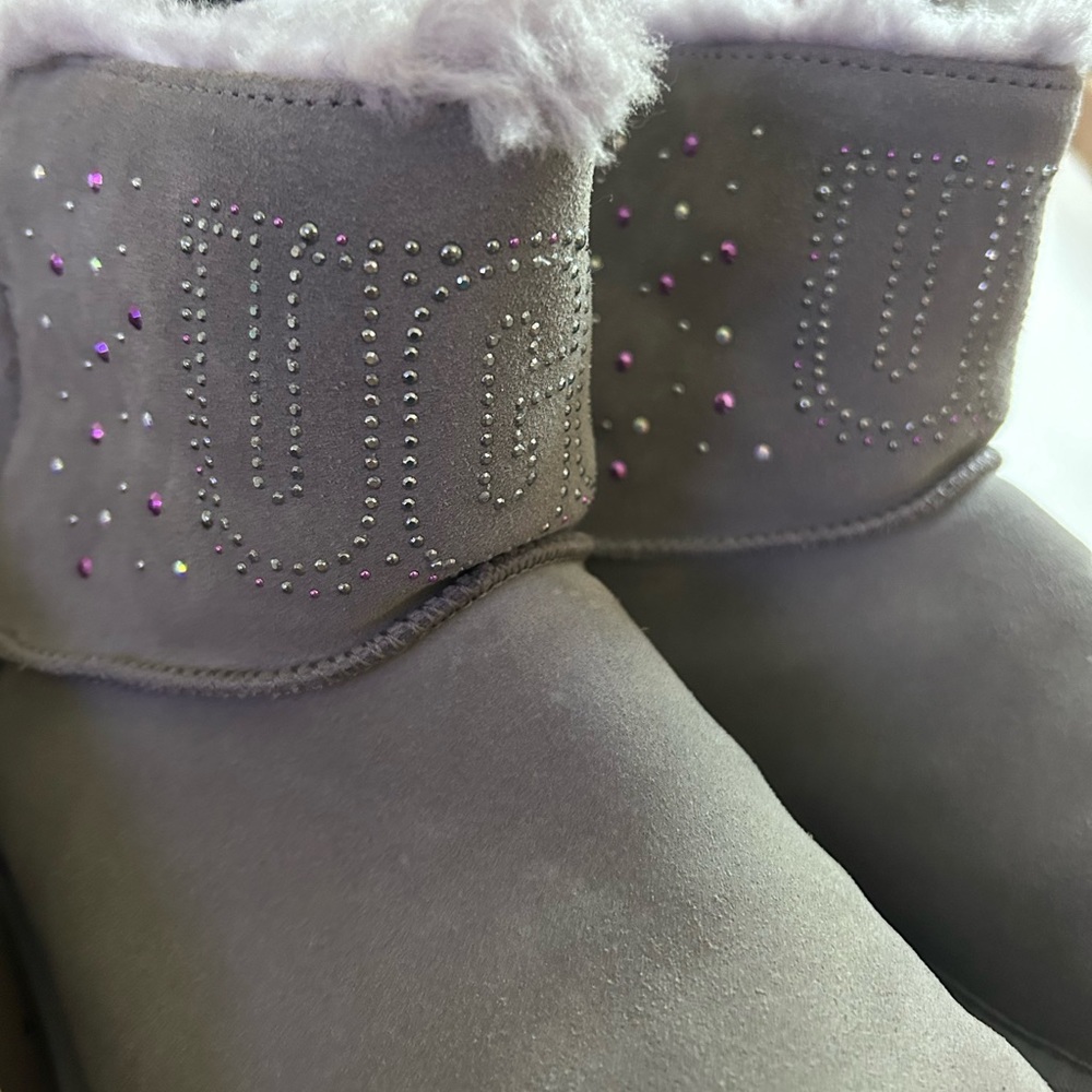 Uggs - Picture 4 of 6